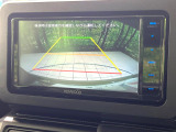 【バックカメラ】駐車時に後方がリアルタイム映像で確認できます。大型商業施設や立体駐車場での駐車時や、夜間のバック時に大活躍!運転スキルに関わらず、今や必須となった装備のひとつです!