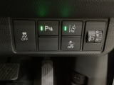 ハンドルの右側にはヘットライトリベライザーとHondaセンシング用のメインスイッチがついています。ヘッドライトリベライザーは道路状況や積荷の加重に応じてライトの高さを調節できます。