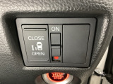 左側電動スライドドアは運転席からでも操作ができるように、ハンドル付近に開閉の操作スイッチが付いています。