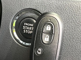 【キーレススタートシステム】カバンやポケットに入れたままでもドアの施錠・解錠が可能なスマートキーを装備。エンジンのオン・オフ時もカギを取り出す必要が無いからとっても便利です♪
