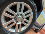 【純正20インチアルミホイール】外観にマッチした純正アルミホイールを装着しております。各種社外アルミホイールや、スタッドレスタイヤも取扱いしております。是非ご相談ください♪