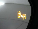隣車線を走る車両をレーダーで検知し、ドアミラーでは確認しにくい後側方エリアに存在する車両に加え、急接近してくる車両も検知します。車両を検知するとドアミラーに搭載されたLEDインジケーターが点灯します。
