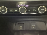 オートエアコンがついてますので、簡単操作で快適に過ごせます。リア熱線のスイッチの中に、雪道に対応したサイドミラーヒーターも入っています。