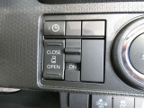 電動スライドドアのスイッチで車内からもスライドドアの開閉ができます。イージークローザー機能で半ドアになることも防止してくれます。