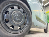 【純正14インチホイール】外観にマッチした純正ホイールを装着しております。各種社外アルミホイールや、スタッドレスタイヤも取扱いしております。是非ご相談ください♪