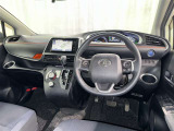 運転席まわりです。 各操作スイッチは使いやすい位置に配置されてます。
