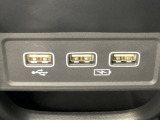 セレクトレバーの下に、スマートフォンなどの充電可能なUSB端子が2個、音源などの外部入力の可能なUSB端子が1個ついています。移動中に充電もできるので便利です。