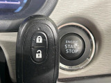 【キーレススタートシステム】カバンやポケットに入れたままでもドアの施錠・解錠が可能なスマートキーを装備。エンジンのオン・オフ時もカギを取り出す必要が無いからとっても便利です♪