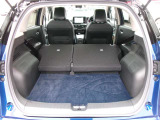 荷室広々。後席を倒して大きい荷物や長い荷物の積み込み可能に。AUTECH専用ラゲッジカーペット。