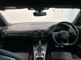 センターコンソールやディスプレイが、運転席側に傾いていることで視線の移動を抑え、操作性を高めることでドライビングに集中することができます。