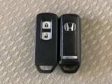 スマートキーを装備しています。鍵を差し込むことなくドアロックの開け閉めと、スタートボタン操作でのエンジンスタートができます。スペアキーも同じものを用意しております。