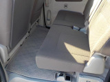 リヤシート/足もとには純正絨毯マットが装着