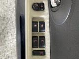 【パワーウインドウ】運転席のスイッチで、各席の窓ガラスの開閉ができます!あると便利ですよね!