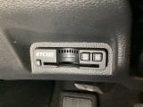ハンドルの左下にETC2.0がついています。高速道路の料金所の通過も楽々です!。 カードの取り出しもしやすい場所についています。