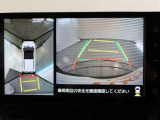 パノラミックビューモニター付きです。車両を上から見たような映像をモニター画面に表示。運転席からの目視では見にくい、車両周辺の状況をリアルタイムでしっかり確認できます。