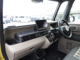★助手席周辺★ダッシュボードには豊富な収納BOXがありいつもすっきりとした車内!ほしい場所にちょうど良い収納を備えています。大きなフロントガラスによって見晴らしも良く快適な座り心地となっております