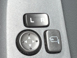 【電動格納ミラー】サイドミラーは電動格納式となっており、狭い駐車場でもキズがつくリスクを抑えられます。