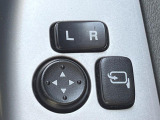 【電動格納ミラー】サイドミラーは電動格納式となっており、狭い駐車場でもキズがつくリスクを抑えられます。