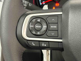 ナビゲーションやオーディオなどを取り付けた場合にはその操作がハンドルの手元でできるステアリングスイッチが付いてます