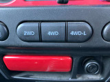 パートタイム4WD! 画像のボタンで簡単に切り替えできます! 2WD&hArr;4WDの切り替えは走行中(100km/h以下で直進状態の時にアクセルを戻して行って下さい)でも出来ます!急な雨や雪にも対応できます!