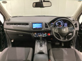 車内は光触媒抗菌消臭施工済です。インパネ周りはスタイリッシュなデザインです。グローブボックスやカップホルダーのほかにトレーなどたくさんの収納スペースが付いています。