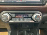 お好みの温度に合わせれば自動的に調節、オートエアコン装備。年中快適な車内。