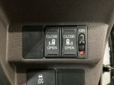 【両側パワースライドドア】両側がパワースライドドアになっており、運転席のスイッチやスマートキーでも開閉が可能です!開口部も広いので乗り降りも楽々♪