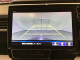バックでの車庫入れも安心です! リアカメラが付いているバックモニター付のナビを装備しております。操作線もついており距離感も画面から確認できます。