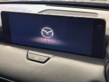 【12.3インチマツダコネクト】車内の雰囲気にマッチした大型ディスプレイ。スマホ接続でのナビ使用やBluetooth再生等、様々な機能が楽しめます。直感的なダイヤル操作が可能で、使い勝手も良好です。