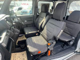 足元もゆったりで長時間の運転も疲れにくいフロントシートです。