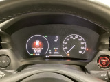 ハイブリット車専用のメーターです。右側の大型スピードメーターに加え、ステアリングスイッチを使って左のマルチインフォメーション・ディスプレイで燃費や動力伝達などの情報が見れるようになっています。