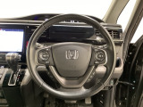 ハンドルにHondaセンシング系のクルーズコントロールやレーンキープアシストなどのスイッチと、オーディオの操作スイッチが装備されています。ハンドルから手を離さず安全に操作できます。