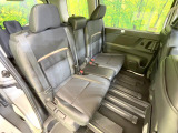 セカンドシートは中央部が可動式となっており、スライドすれば通路スペースが登場!前後の移動がとっても簡単です♪もちろん、8名乗車時も快適な座り心地のシートとなっています♪