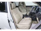 【運転席】ホワイト基調のインテリア本革シート。パワーシートでお好みの位置に座席を設定可能です。シートヒーター・ベンチレーション・フロアマット付です。