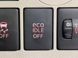 【アイドリングストップ】赤信号や渋滞で停車した際にエンジンを停止し、無駄な燃料の消費を抑えます。燃費向上や環境保護につなげる機能♪エンジンはブレーキを離せば再始動します。