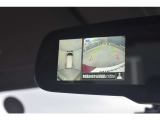 ルームミラーにもアラウンドビューモニターを映すことができ、視点の切り替えを抑える事ができます