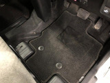 嬉しい純正フロアマット付き♪ 状態も良好です(^^♪