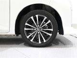 アルミホイールを装備、タイヤサイズは175/55R15です。
