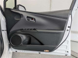 運転席ドア内張はご覧の通り。ドアポケットの収納もバッチリです