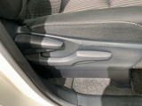 シートハイトアジャスターが付いているので運転姿勢を調整するのに便利ですね。身長に合ったシートポジションは安全運転や疲労軽減にもつながります。