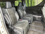 後部座席も気になるようなキズ・汚れやへたり等、大きなダメージはなく、良好な状態です。