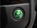◆ECONスイッチ(ECONモード)◆エンジンやエアコンといった、クルマ全体の動きを燃費優先で自動制御するECONモード。空調など快適性を優先したいときは、スイッチを押してOFFにできます。