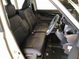 運転席の座面高さを調整できるシートリフターが付いています。フロントシートはベンチシートを採用で、座面も広く使い勝手もいいですよ♪