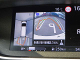 【アラウンドビューモニター&バックモニター】クルマを真上から見下ろしているかのような映像が表示され、周囲の状況がひと目で把握できるので、安心してスマートに駐車できます。駐車が苦手な方にオススメです!