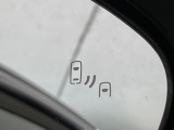 【ブラインドスポットモニター】走行中、ドアミラーの死角になりやすい箇所に後続車が接近するとサイドミラーのレンズに警告を表示!ドライバーに注意喚起をしてくれます。
