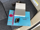 メンテナンスノート【整備記録簿】、取説も揃っています。スマートキーはバッグなどにしまったままボタン操作でエンジンの始動・停止ができて大変便利です。