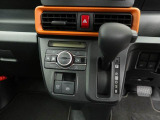 オートエアコン付きです。温度設定をすればお任せで快適な室温にしてくれます。ディスプレイもプッシュボタンも大きめになっているので操作性にも優れています。