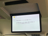 【フリップダウンモニター】大画面モニターで後席でもエンタメをお楽しみいただけます。小さなお子様にも大人気の装備です♪