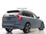 北欧らしさあふれる知的な美を形にしたラグジュアリーSUV、XC90。大胆でありながらもエレガントなスタイリングは、見る人の目に磨き上げられた強さを深く印象づけます。