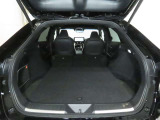 大きな開口幅で荷物を出し入れしやすいのが魅力のラゲージスペースです!リヤシートのシートバックの工夫で、更に積載容量が広くなり、よりたくさんの荷物の収納・長尺の荷物の収納が可能になります♪